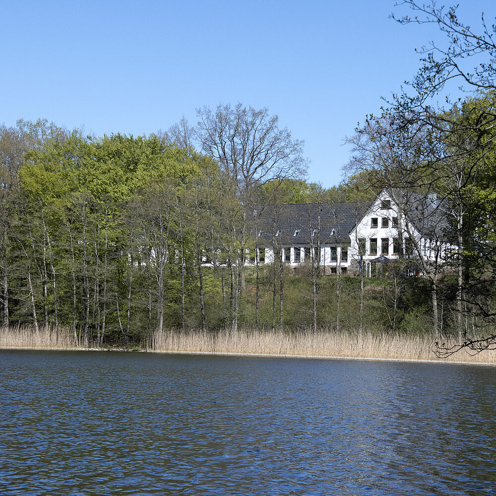 Blick vom See auf das Akademie-Zentrum Sankelmark