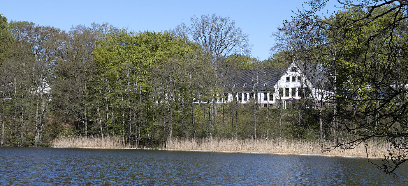 Blick vom See auf das Akademie-Zentrum Sankelmark